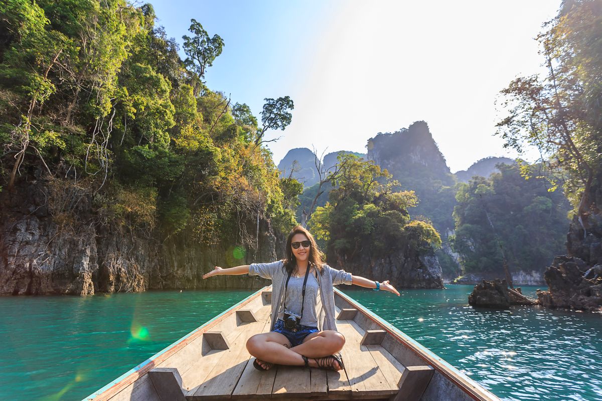 Voyageuse en barque en Thaïlande